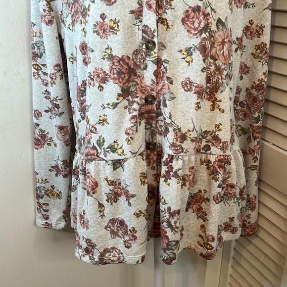 Wallflower Cream Floral Peplum Button Down Blouse.  Size Medium - Picture 3 of 9